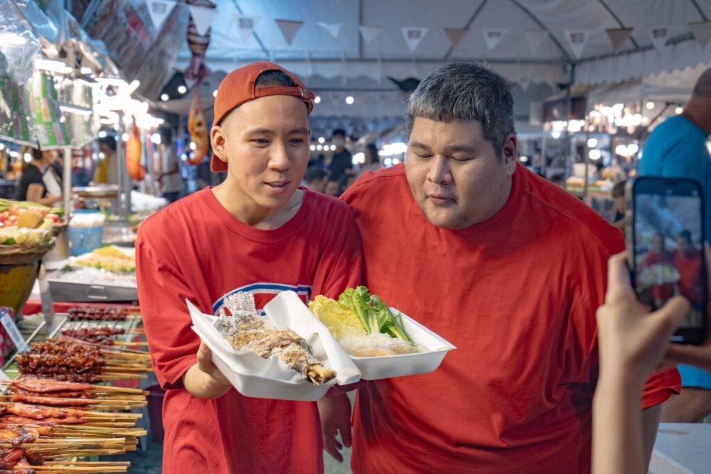 ครั้งเเรก !! ตลาดพัทยาบีช สตรีทฟู๊ด ที่พัทยาสาย 1 บรรยากาศริมหาดพัทยา ได้เชิญเหล่าดาราศิลปินยกครัวออนทัวร์ ระหว่างวันที่ 31 พ.ค – 2 มิ.ย 67 ที่ผ่านมา