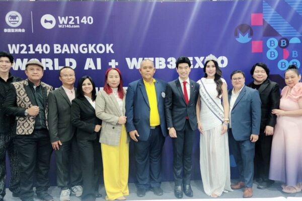 2 นักบริหารสายการท่องเที่ยว ตบเท้าเข้ารับรางวัล เน็ตไอดอล Rising Star ณ Hall 101 ไบเทคบางนา